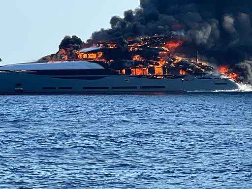 A Formentera distrutto dal fuoco il superyacht di Paolo Scudieri