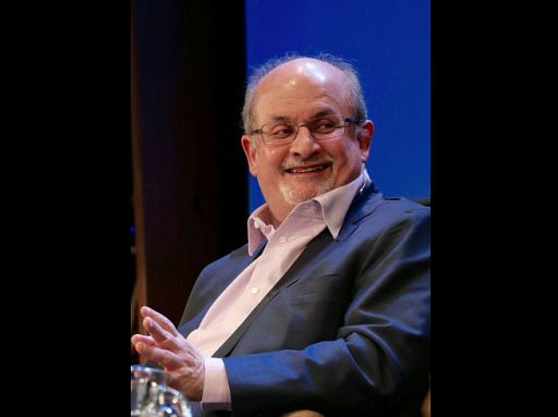 Aggredito a NY lo scrittore Salman Rushdie