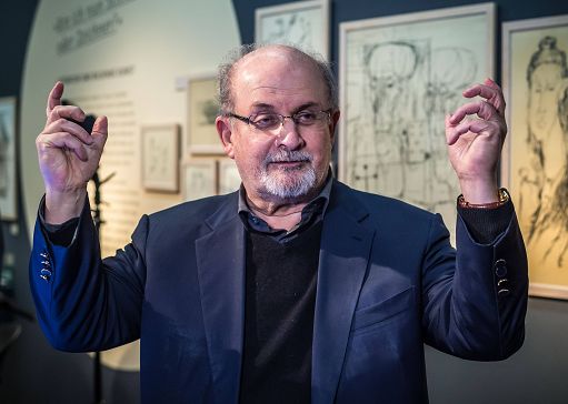 Rushdie in convalescenza, “ha mantenuto il suo senso dell’umorismo” (dice il figlio)