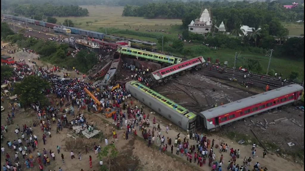 Collisione tra treni in India: il bilancio sale ad almeno 280 morti