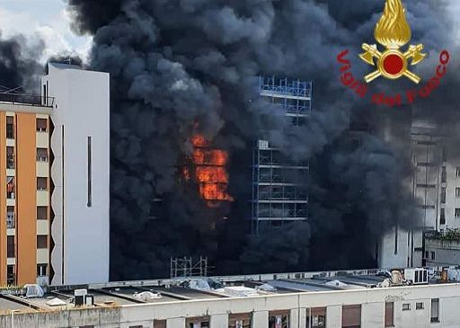 Roma, incendio in un edificio: un morto e diversi feriti, 3 ustionati gravi. Le fiamme hanno avvolto 7 piani