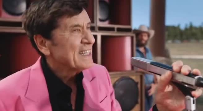 L’inossidabile Gianni Morandi compie 80 anni e guarda al futuro