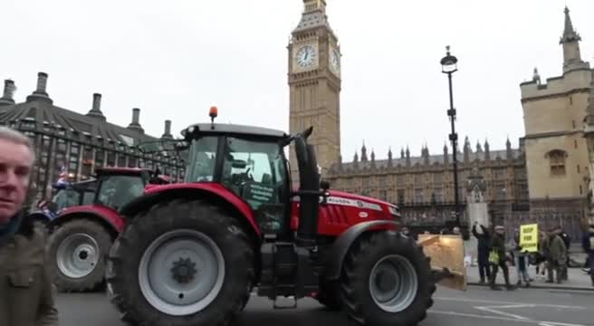 I trattori bloccano Londra: "È la morte dell’agricoltura britannica"