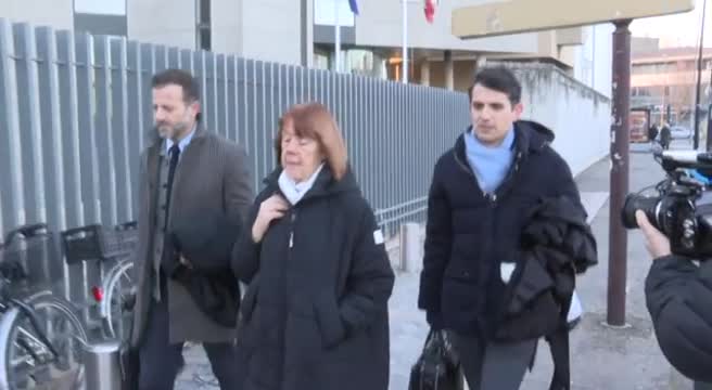 L’arrivo di Gisèle Pelicot fra gli applausi in tribunale