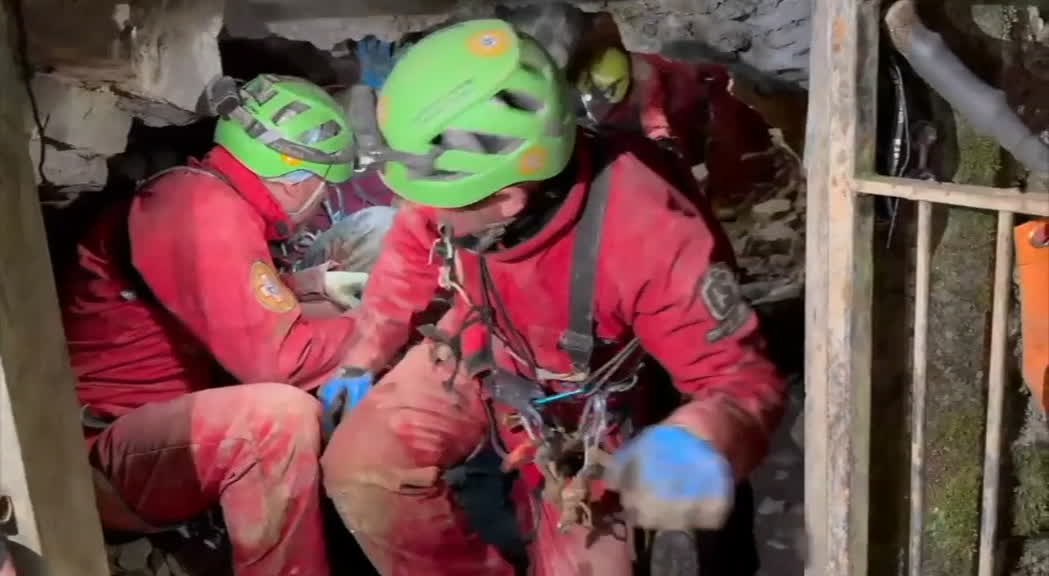 Salvata dopo 75 ore, la speleologa Ottavia Piana è fuori dalla grotta