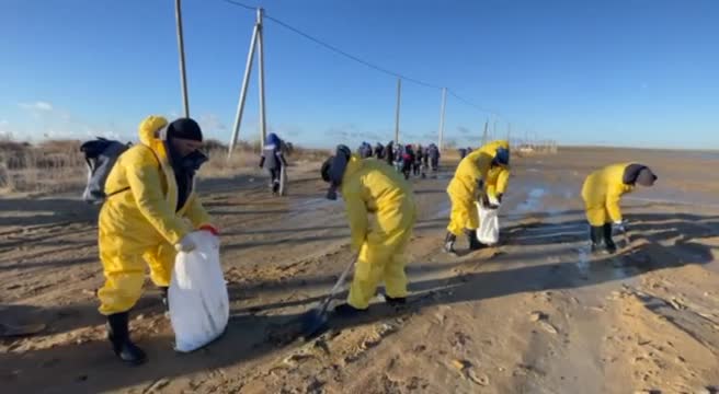 Russia, 50 chilometri di spiagge sul Mar Nero contaminate dal petrolio