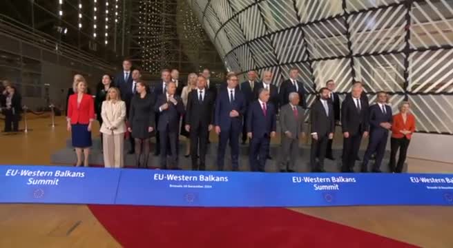 La foto di gruppo dei 27 al vertice Ue-Balcani Occidentali