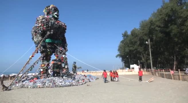 Bangladesh, il mostro gigante realizzato con i rifiuti inquinanti