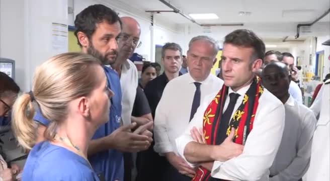 Macron a Mayotte incontra il personale medico in ospedale