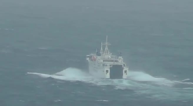 Mareggiata nel golfo di Napoli, traghetto Caremar sballottato dalle onde