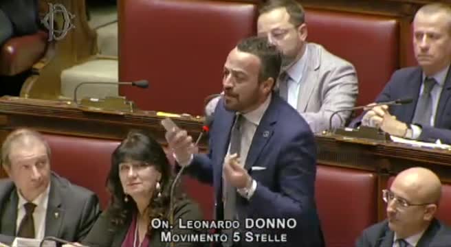 Donno (M5s) lancia le banconote in aula: "Prendetevi anche questi"