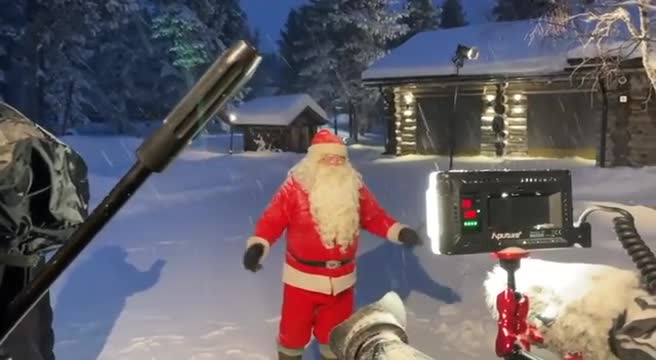 Babbo natale accoglie giornalisti e leader in Lapponia