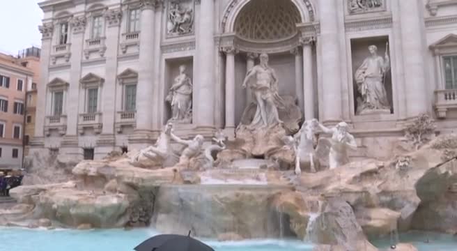 Riaperta a Roma la Fontana di Trevi: resta limite agli ingressi