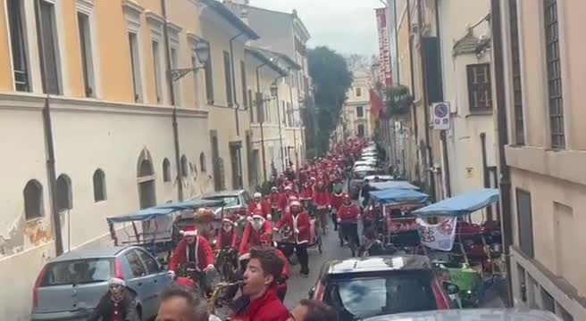 Centinaia di Babbo Natale in bicicletta per le strade di Roma