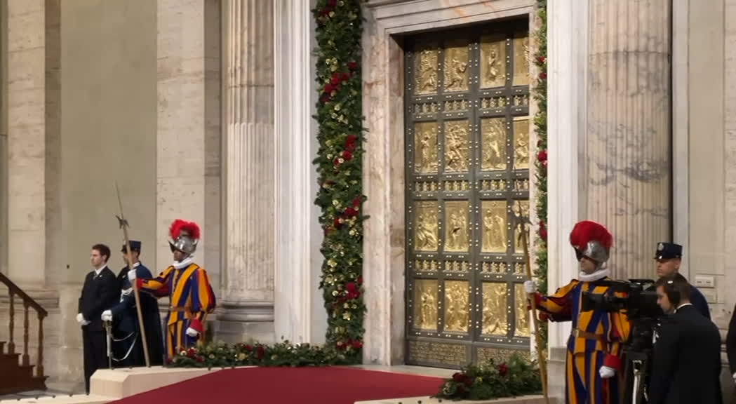 Giubileo, Papa Francesco in San Pietro davanti alla Porta Santa