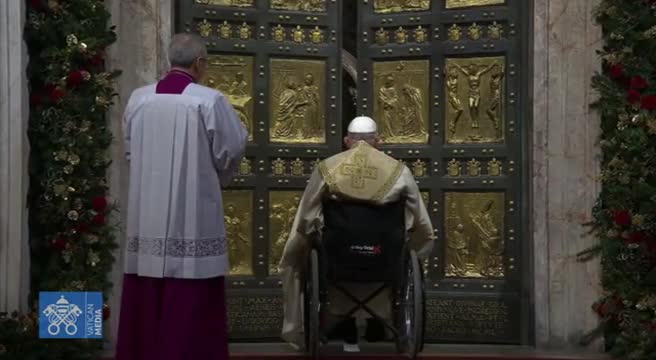 Il Papa in sedia a rotelle apre la Porta Santa e dà inizio a Giubileo