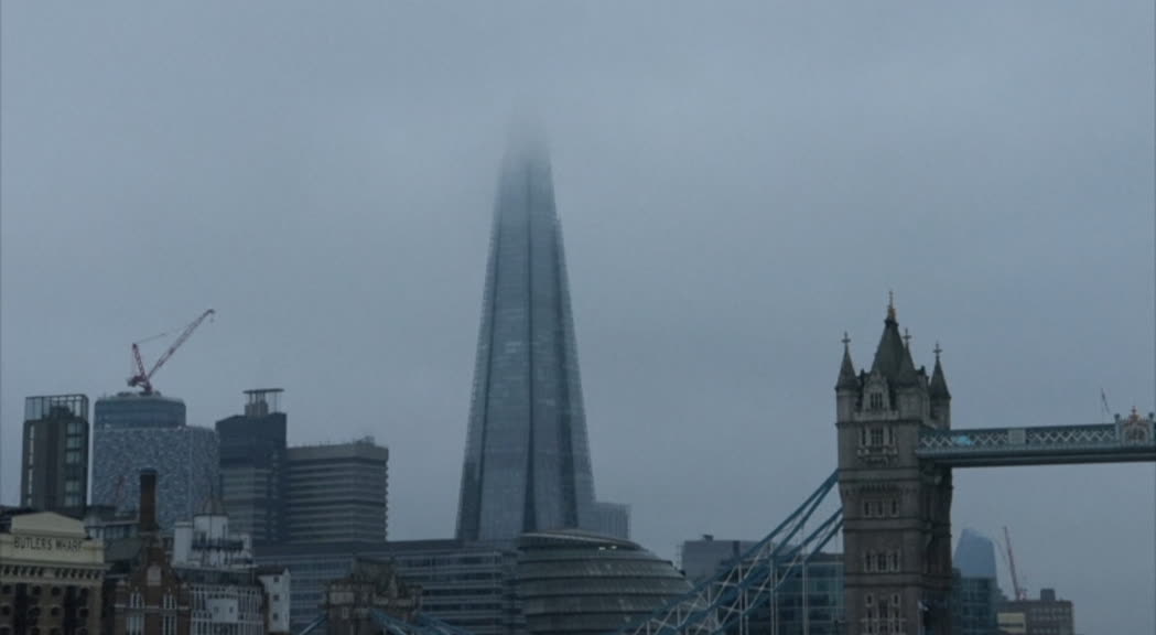 Londra avvolta nella nebbia, disagi per gli spostamenti per Capodanno