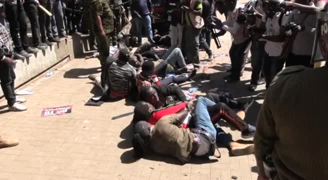 Kenya, protesta contro aumento rapimenti, polizia spara lacrimogeni