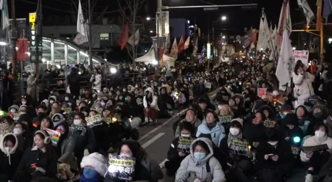 A Seul centinaia di persone in piazza chiedono arresto di Yoon Suk Yeol