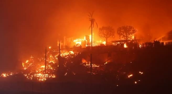 Rogo a Los Angeles, 30mila in fuga dalle ville delle Pacific Palisades