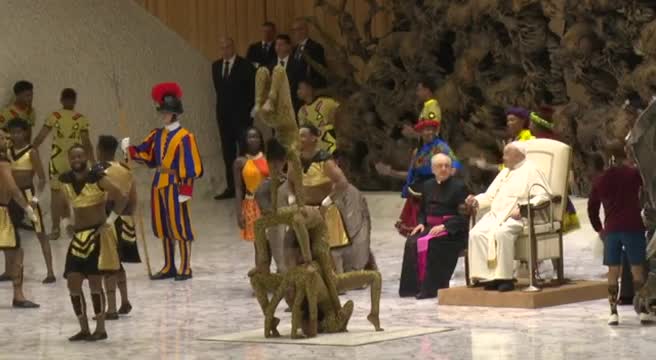 Gli artisti di CirCAfrica si sono esibiti in Vaticano per il Papa