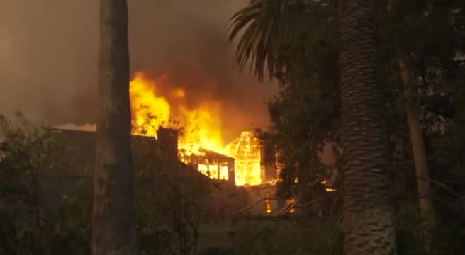 Incendi a Los Angeles, 5 morti. Biden cancella il viaggio in Italia