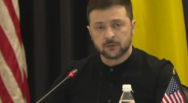 Zelensky: l’invio di truppe occidentali costringerebbe Mosca a pace