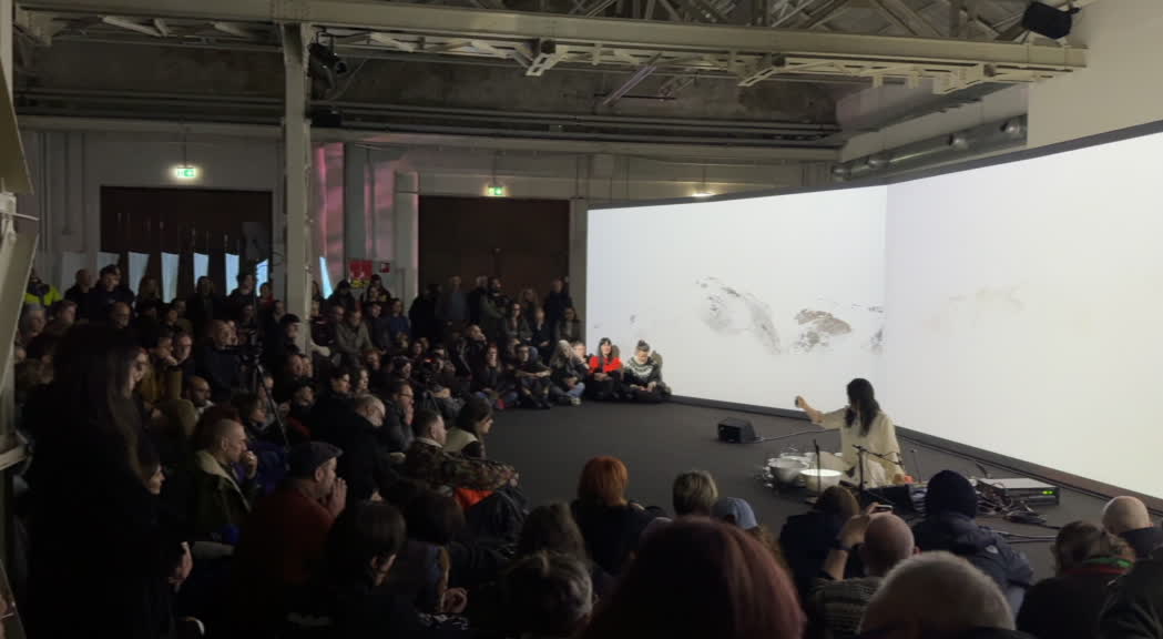 In Pirelli HangarBicocca la performance sonora Waterbowls