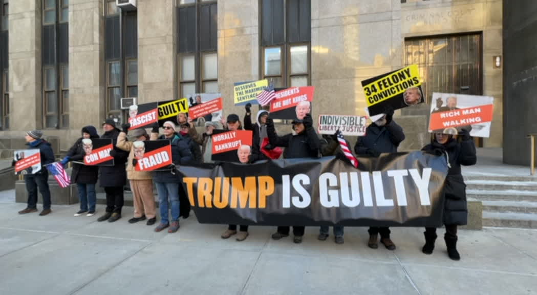 New York, manifestazioni contro e pro Trump fuori dal tribunale