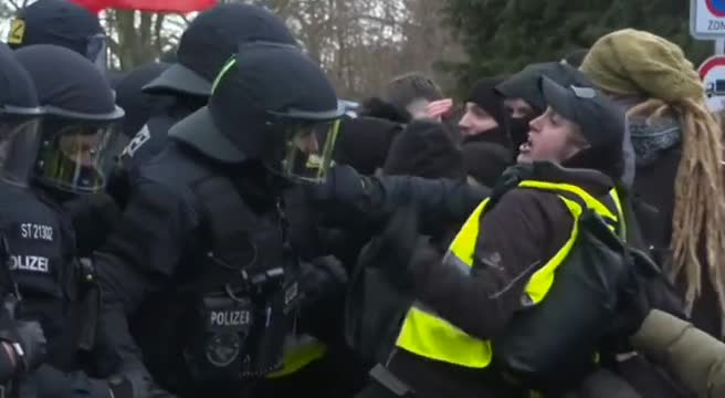 In Sassonia le proteste ritardano il congresso dell’estrema destra di AfD