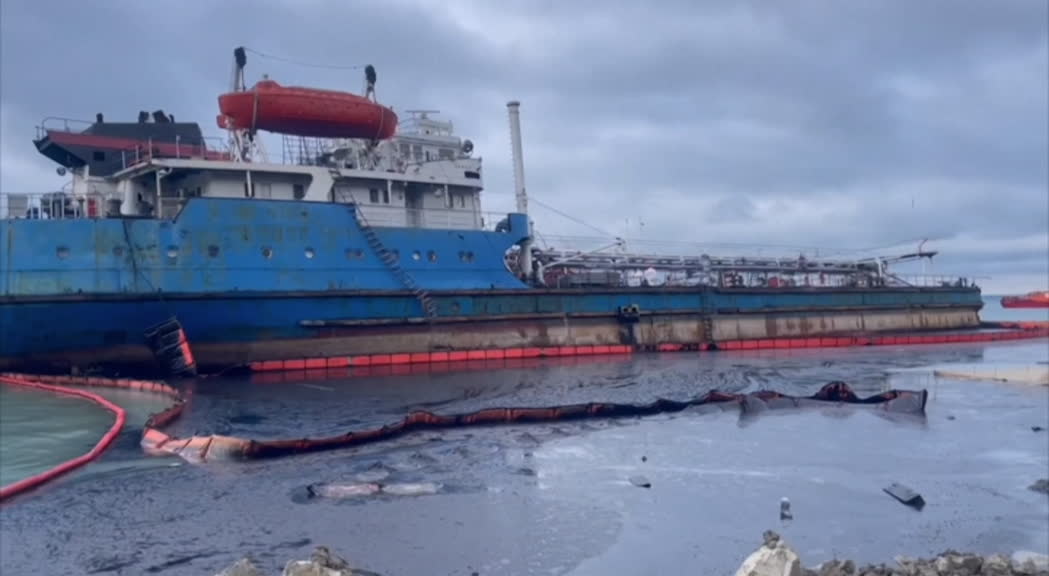 Russia, in costruzione un passaggio per raggiungere la nave arenata