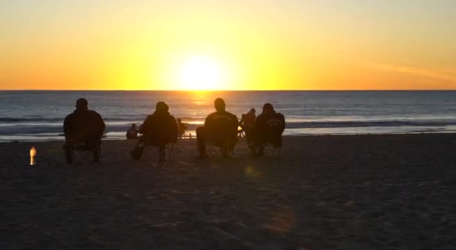 Dove dormono i pompieri di Los Angeles: il campo sulla spiaggia di Malibu