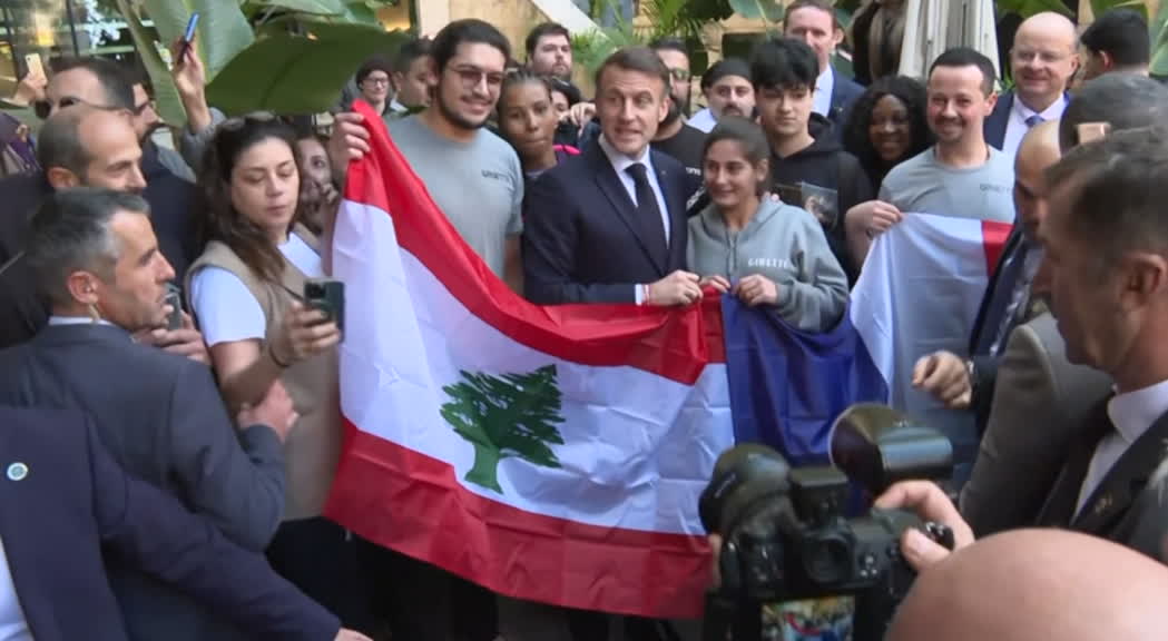 Libano, Macron incontra rappresentanti ONG e cittadini di Beirut