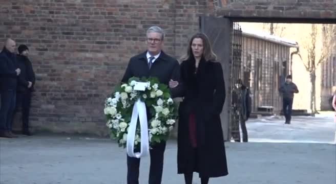 Starmer in visita al campo di concentramento di Auschwitz-Birkenau