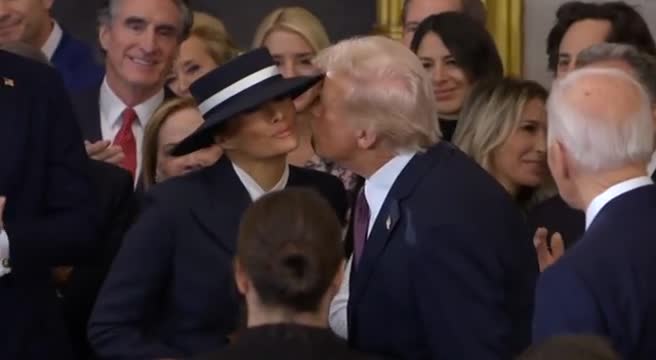 Il cappello a tesa larga di Melania blocca il bacio di Trump