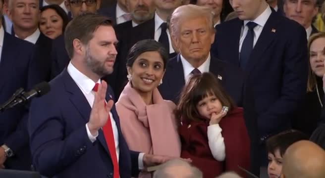 JD Vance giura come vice-presidente Usa con accanto moglie e figli