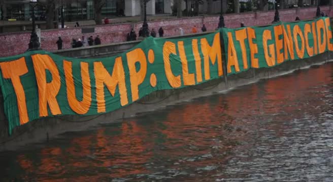 "Trump: genocidio climatico", mega striscione davanti Parlamento Gb