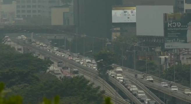 Oltre 350 scuole chiuse a Bangkok per l’inquinamento, trasporti gratis